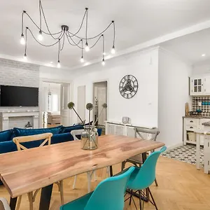 https://luxury-apartment-karolina-riva.primorje-gorskikotar.com