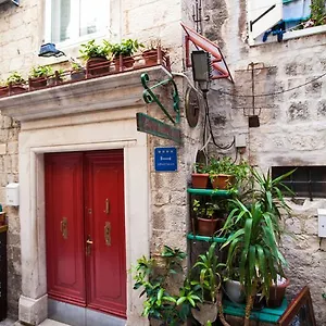 https://apartment-ursa.hotels-in-trogir.com